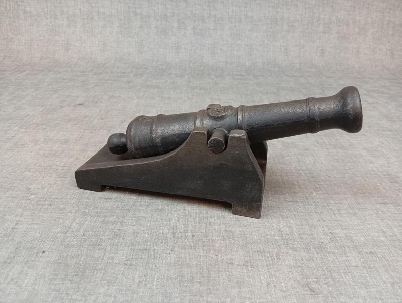 Salutkanon/Bordskanon, Gjutjärn, Hällefors Bruk, Märkt HF.