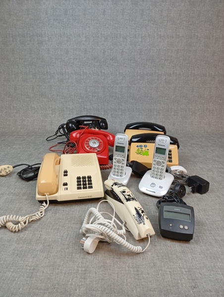 Diverse telefoner. Bl.a Bakelit m.m.