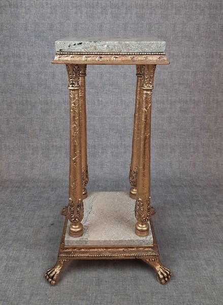 Piedestal, Förgylld med marmorskiva. 1900-talet.