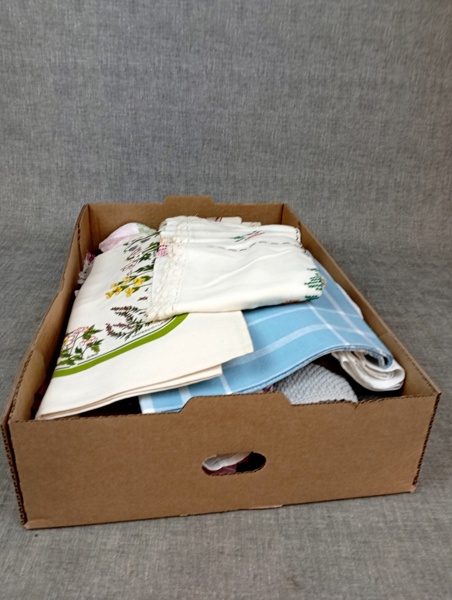 Diverse textil. Mestadels dukar.