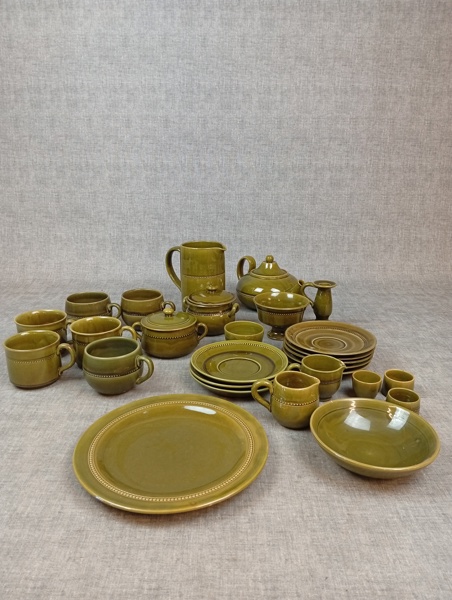 Delar av teservis m.m. "Old Höganäs", glaserat stengods, Andersson & Johansson, Höganäs.