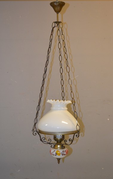 Taklampa. Porslin, glas & metall, 1900-talet.