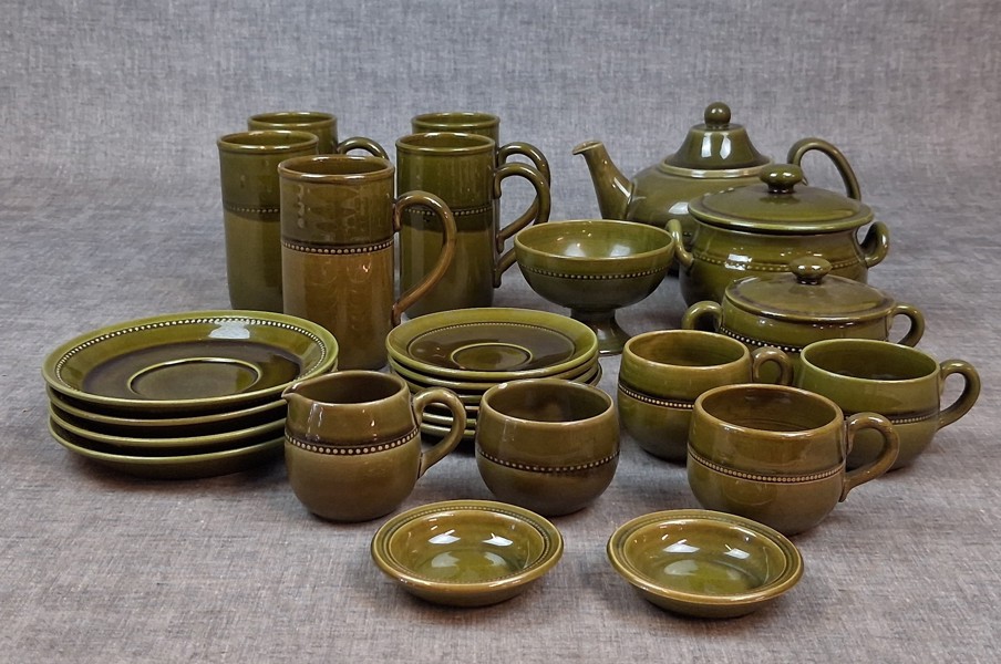 Delar av kaffe & teservis. "Old Höganäs", glaserat stengods, Andersson & Johansson, Höganäs.