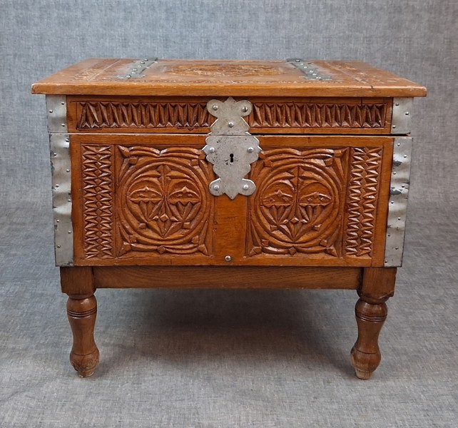 Kista / förvaring på ben.