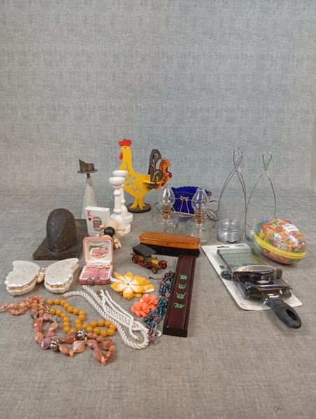 Diverse. Bl.a bijouterier, fotogenlyktor m.m.