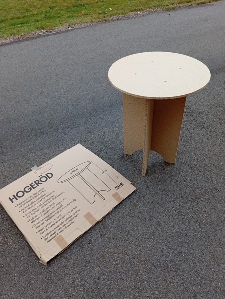 Pelarbord. "Hogeröd", IKEA.