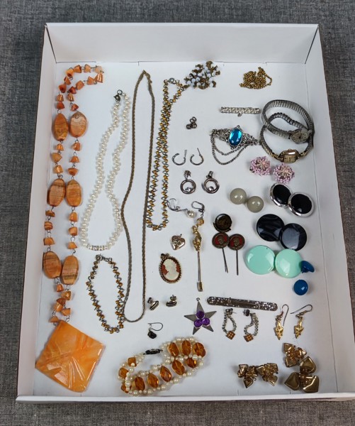 Diverse Bijouterier & 2 Damur. Bl.a något i silver m.m.