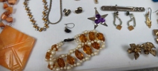 Diverse Bijouterier & 2 Damur. Bl.a något i silver m.m.