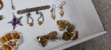Diverse Bijouterier & 2 Damur. Bl.a något i silver m.m.