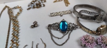 Diverse Bijouterier & 2 Damur. Bl.a något i silver m.m.