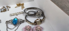 Diverse Bijouterier & 2 Damur. Bl.a något i silver m.m.
