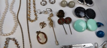 Diverse Bijouterier & 2 Damur. Bl.a något i silver m.m.