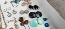 Diverse Bijouterier & 2 Damur. Bl.a något i silver m.m.