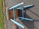 Bord, pall, 2 stolar.