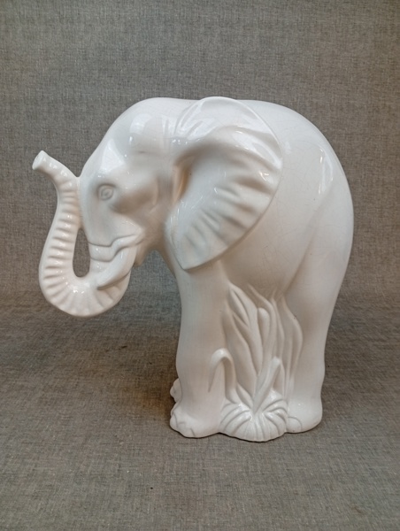 Stor elefant. Porslin.