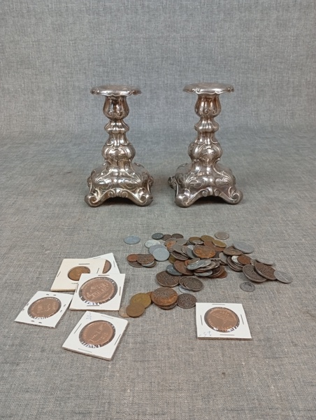 2 Ljusstakar, Barock-stil, Nysilver & diverse mynt.