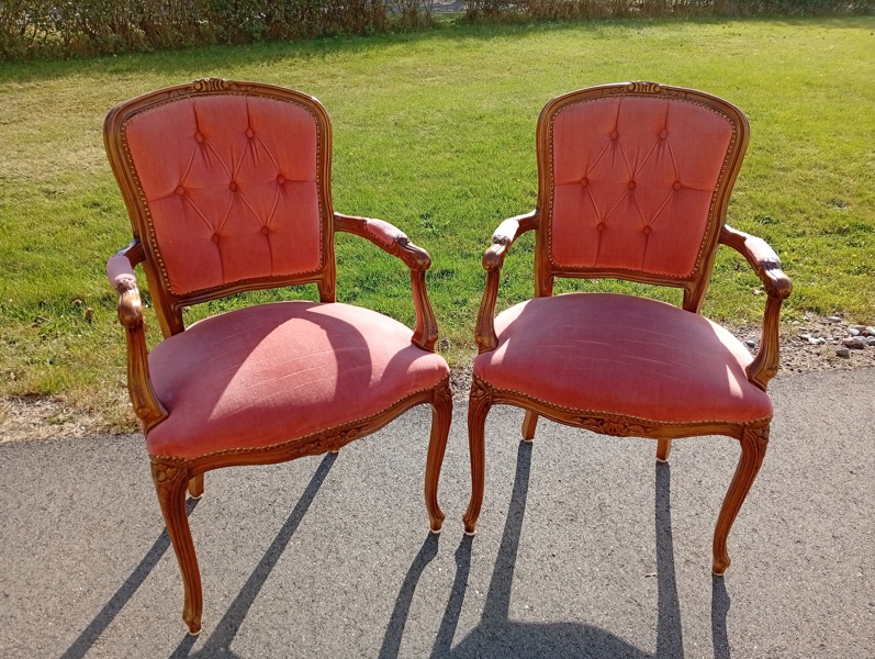 2 Karmstolar. Rokoko-stil, rosa nyans.