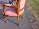 2 Karmstolar. Rokoko-stil, rosa nyans.