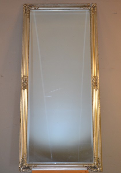 Större spegel. Fasettslipad kant, samtida.