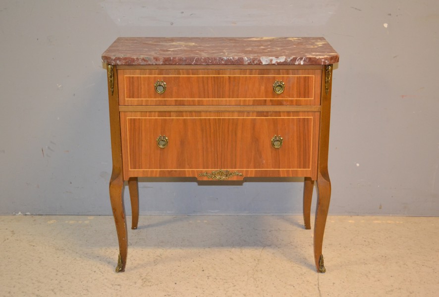 Byrå. 2-Lådig, Mahogny med stenskiva, Gustaviansk-stil, 1900-talets andra hälft.