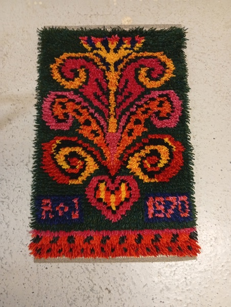 Rya. Väggbonad. Signerad A.J & daterad 1970.