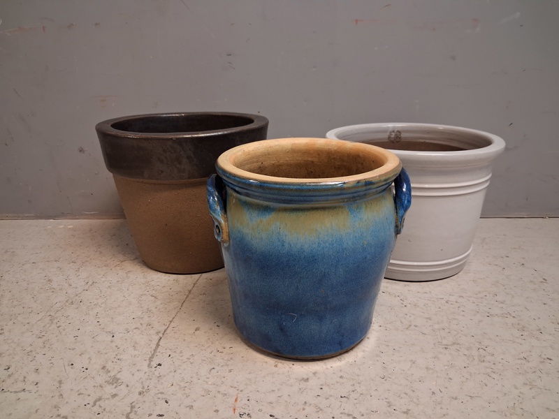 3 Utomhus krukor.