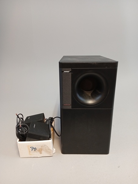 Acoustimass 3 Series system. 3 Bose högtalare 2 små & 1 större.