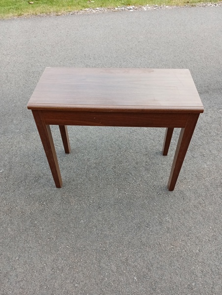 Pianobänk.