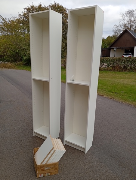 2 Hyllor med hyllplan.