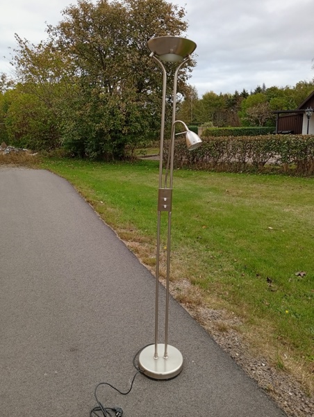 Golvlampa. 2 Ljuskällor, Uplight & läslampa. Krom/silverfärgad.