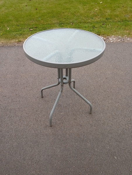 Cafebord, glas & metall.