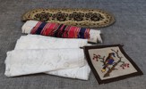 Diverse textil. Mestadels dukar.