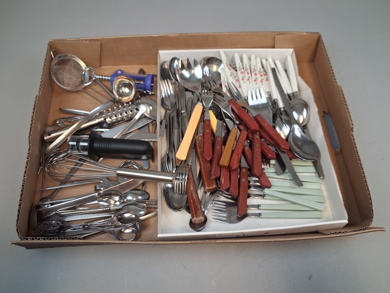 Diverse bestick & köksredskap.