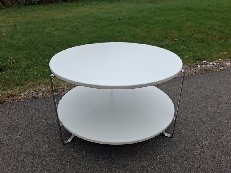 Soffbord. "Imfors". IKEA. Vitlackerat med metallstomme.