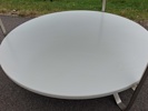 Soffbord. "Imfors". IKEA. Vitlackerat med metallstomme.