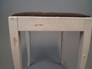 Pall med broderad sits.