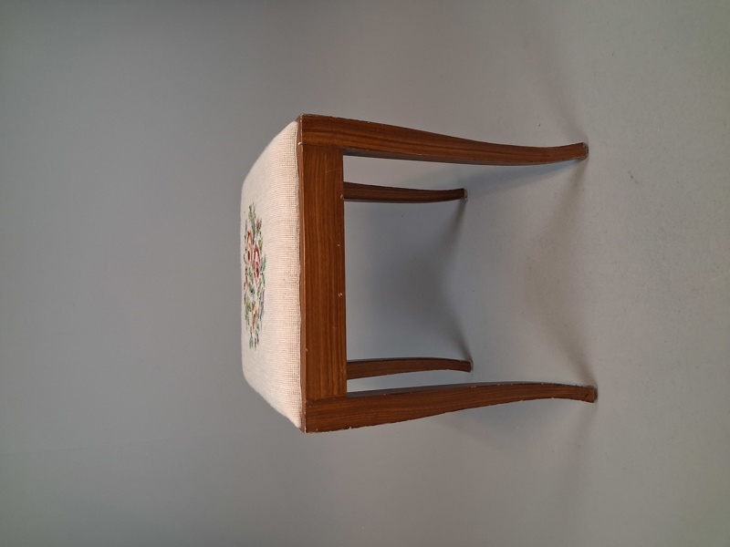 Pall. broderad sits.