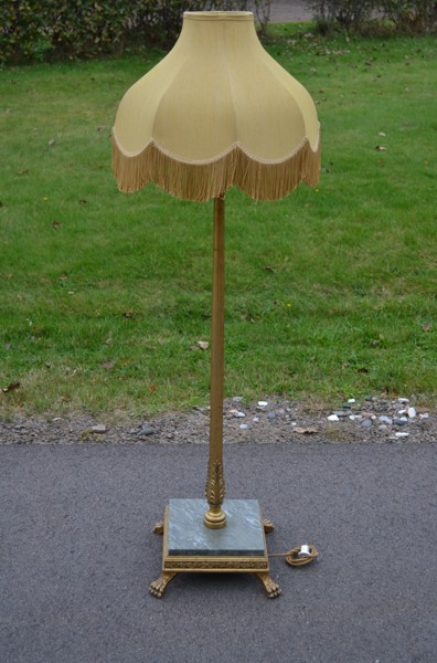 Golvlampa. Louis Seize-stil, Guldfärgat trä & stenfot, 1900-talet.