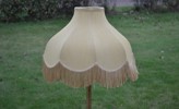 Golvlampa. Louis Seize-stil, Guldfärgat trä & stenfot, 1900-talet.