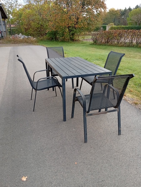 Trädgårdsmöbler. Bord & 4 stolar.