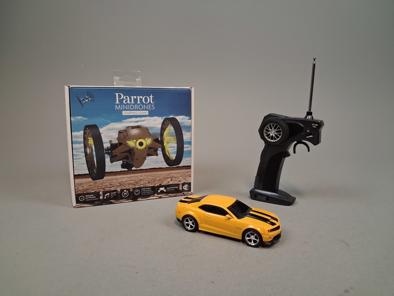 Radiostyrd mindre bil & Parrot mini drones jumping sumo.