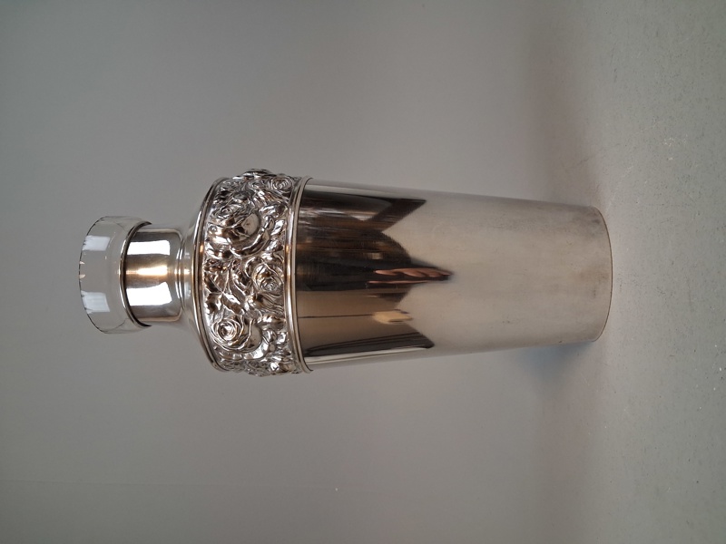 Vas med glasinsats. Jungend, Nysilver, 1900-talets början.