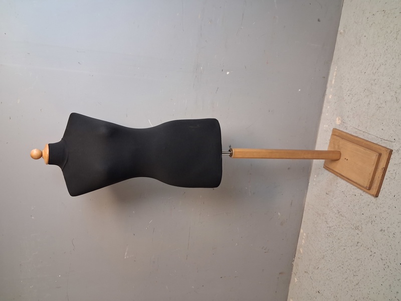 Torso, på ställning. Kvinna.
