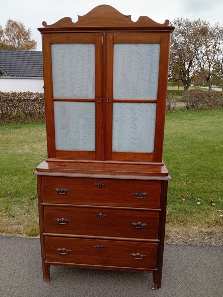Byrå med Vitrin-överdel, 2 delars. 1900-talets första del.