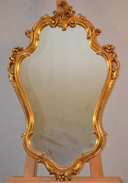 Spegel. Förgylld plast, 1900-talets senare del.