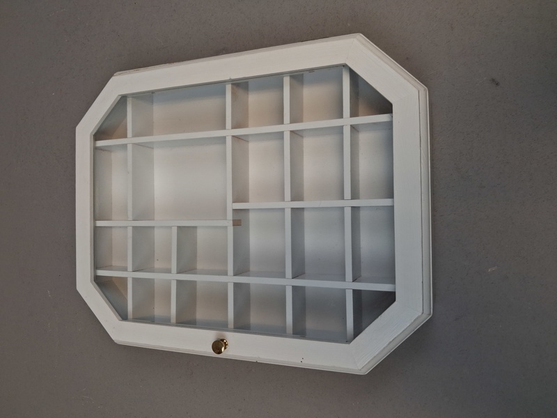 Tittskåp. bemålat trä & glas.