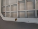 Tittskåp. bemålat trä & glas.