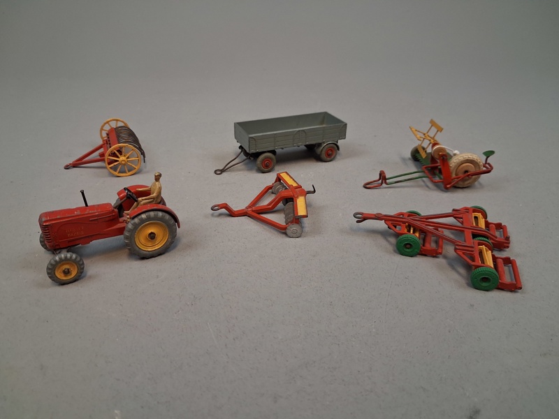 DINKY TOYS. Traktor med tillbehör.