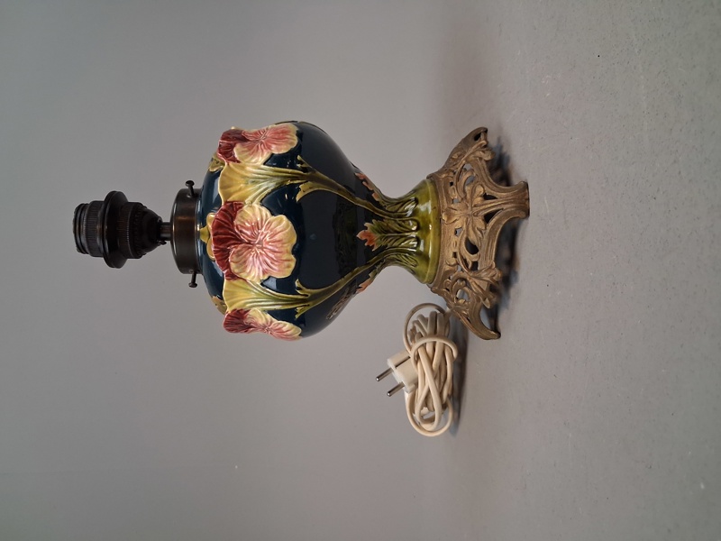 Bordslampa. Majolika, Jungend-stil, 1900-talets första hälft.