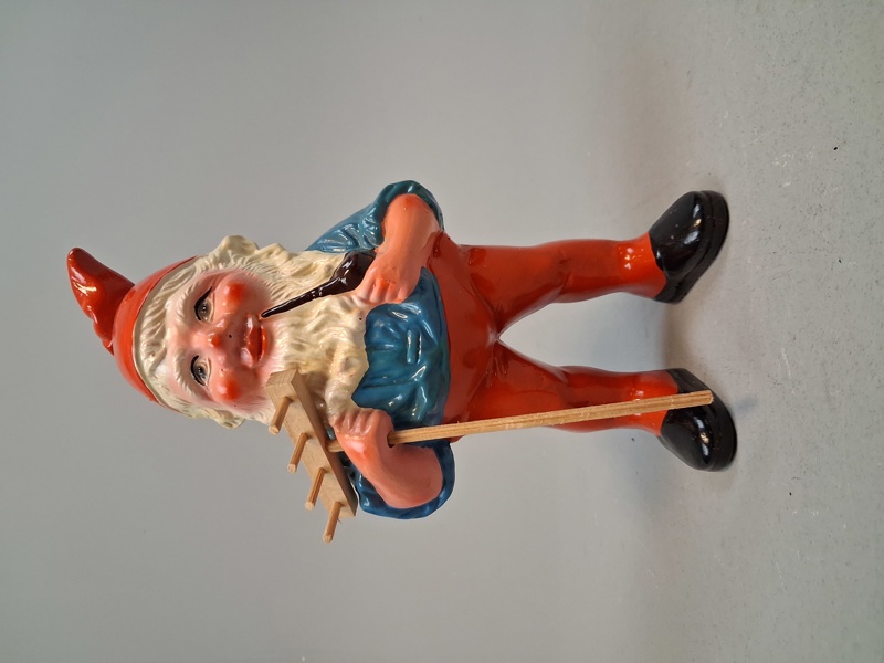 Tomte. Terrakotta, med kratta, troligen Tyskland.